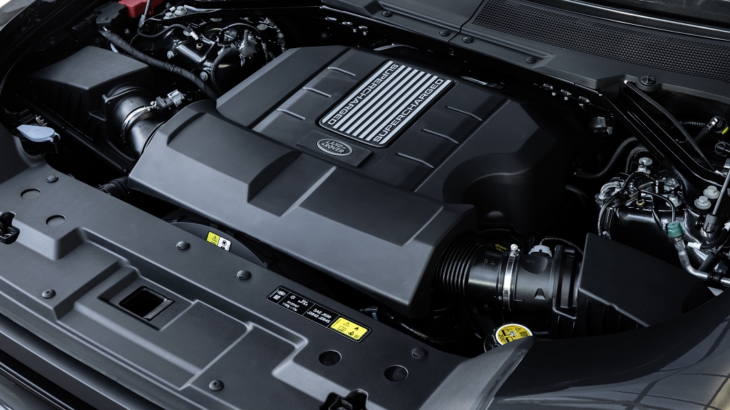 Defender V8採用集團招牌的5.0升V型8缸引擎,並且以機械增壓與8速手自排變速系統為助力,提供525匹馬力與63.7公斤米扭力的最大出力。(圖片來源/ Land Rover)