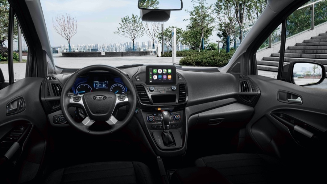 內裝配備部分,可以見到中央6吋LCD觸控螢幕,具備Apple CarPlay與Android Auto功能。(圖片來源/ Ford)