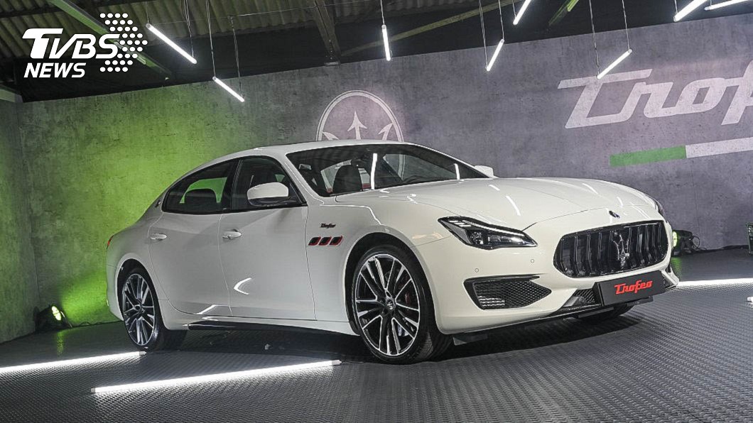 身為頂級性能旗艦,Quattroporte Trofeo標準配備四區恆溫空調、後座側窗及後擋電動遮陽簾、後座加熱功能與附14支揚聲器的 Harman Kardon 音響系統。