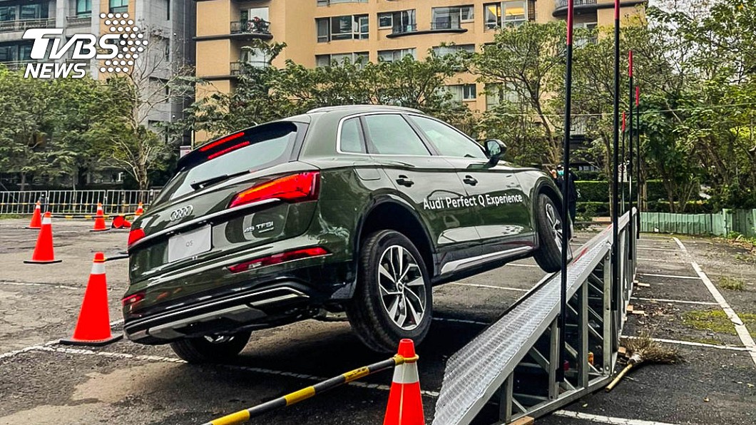 Audi Taiwan特別設計城市越野體驗場感受Q5車體剛性與quattro Ultra系統實力。