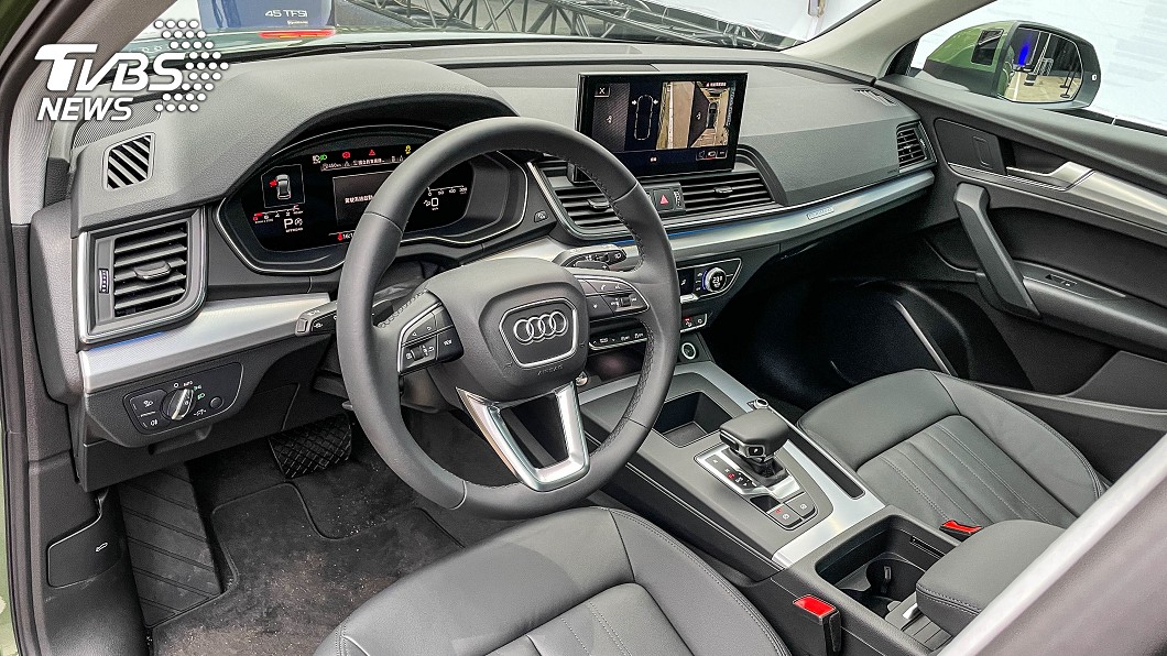 車內標配12.3吋全數位虛擬駕駛座艙與10.1吋MMI觸控式多媒體資訊系統顯示幕。
