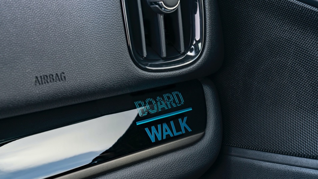 副駕駛座前方,也可見到Boardwalk專屬徽飾。(圖片來源/ MINI)