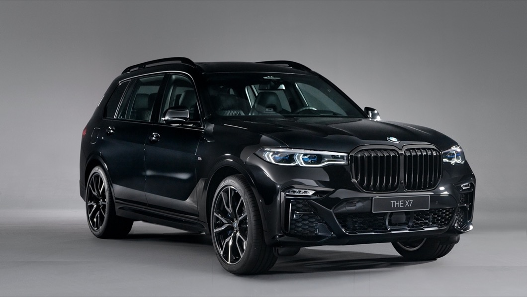 X7曜黑版搭載黑化窗框以及黑化行李架。（圖片來源/ BMW）