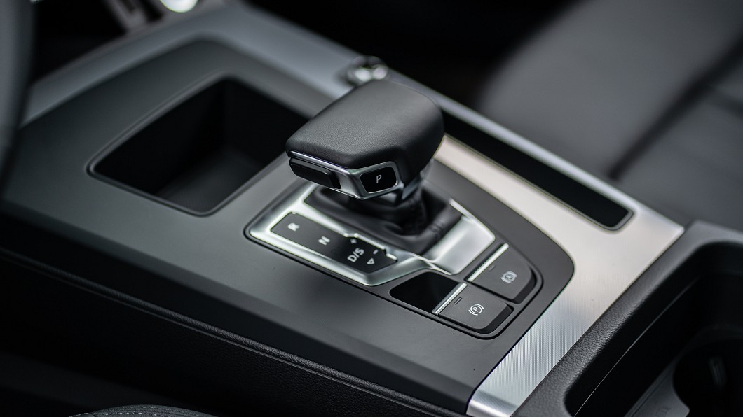 排檔座前方新增開放式置物盒。(圖片來源/ Audi)