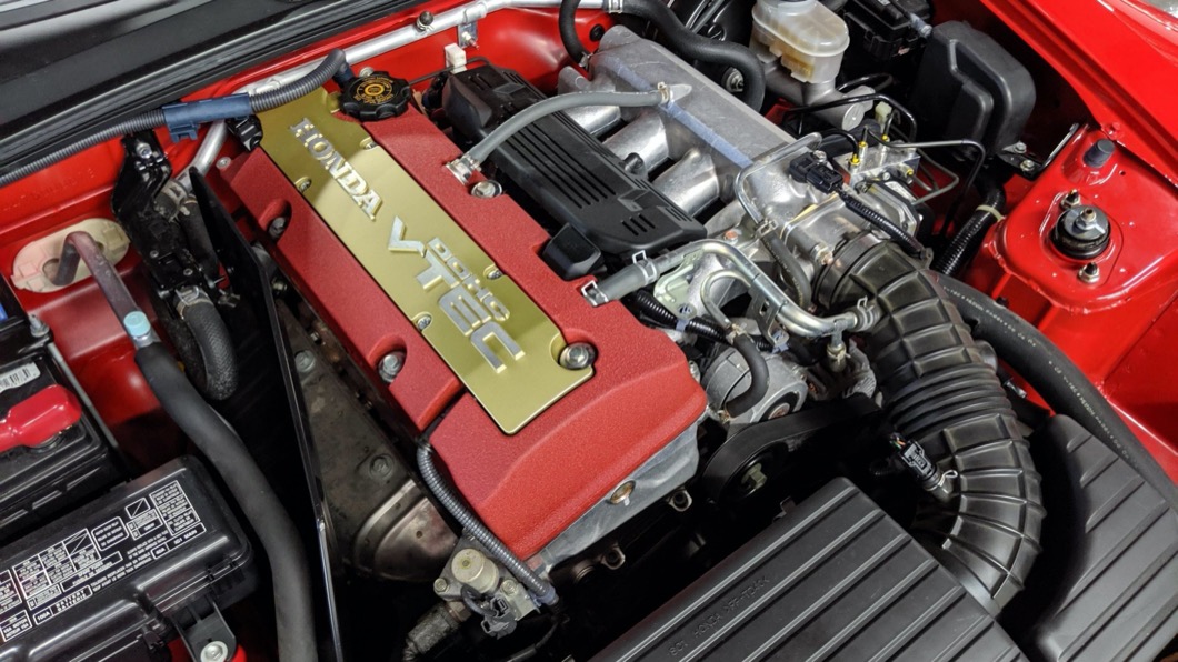這款S2000屬後期車型,車上搭載2.2升VTEC自然進氣引擎,可以輸出237匹最大馬力。