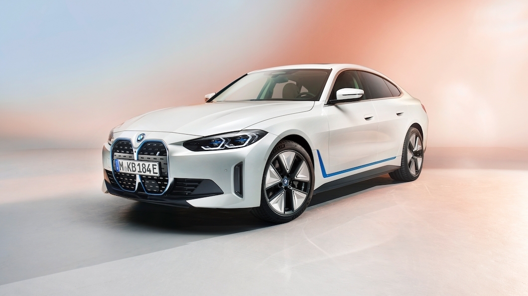 BMW釋出量產版i4純電跑房車，採用新世代eDrive電動車平台。(圖片來源/ BMW) 