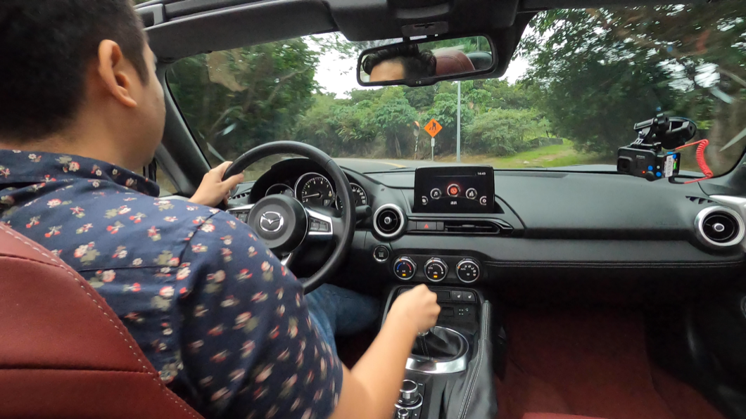 駕駛手排車也有助於理解車輛運作原理，也能夠體驗到自排車所不能給予的另一種駕駛樂趣。