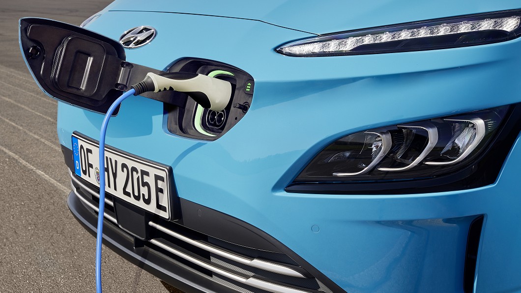 Kona EV支援CCS1快充規格,只需30分鐘就能補充80%電量。(圖片來源/ Hyundai)