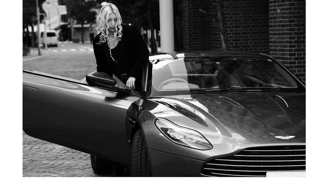 羅蘭也有一輛Aston Martin DB11要價1,038萬起。(圖片來源/ 翻攝自IG)