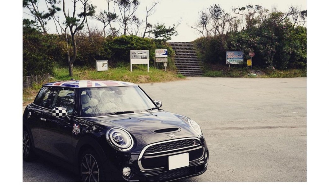 Mini Cooper S是羅蘭最便宜的愛車收藏。(圖片來源/ 翻攝自IG)