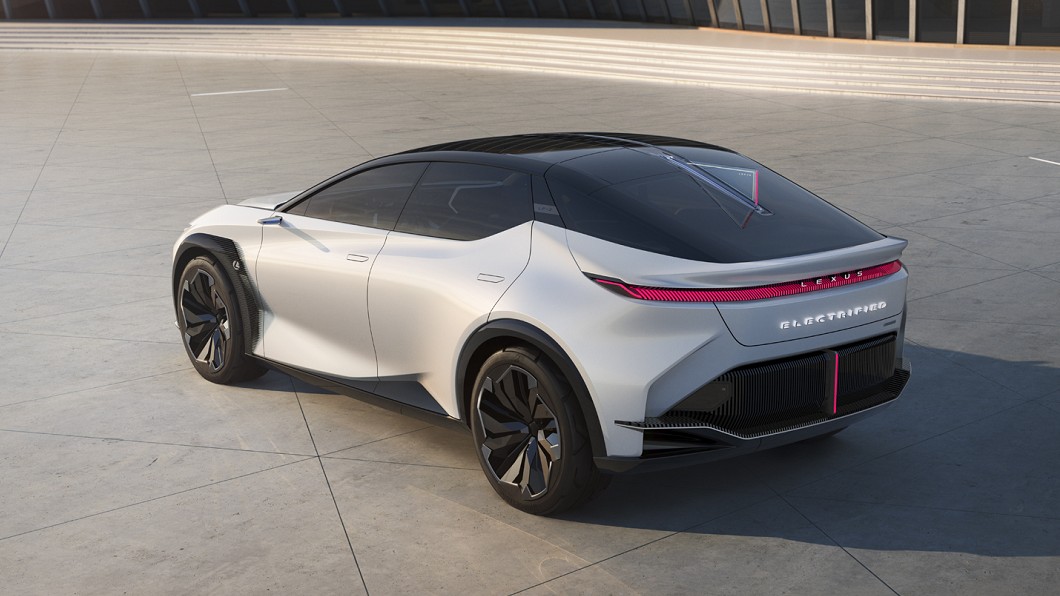 車尾如同先前所預告，以置中排列的「LEXUS」字樣取代過往廠徽。(圖片來源/ Lexus)