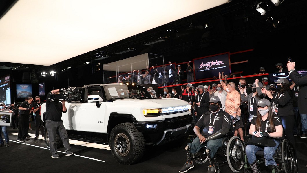 同場加映的首輛GMC Hummer EV標出7,130萬新台幣。(圖片來源/ 取自Barrett-Jackson臉書)