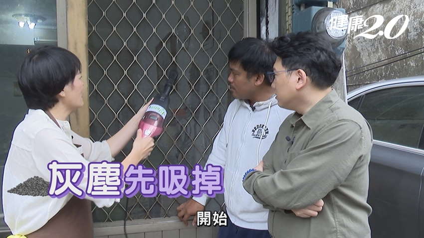 先用吸塵器吸掉紗窗灰塵。（圖／健康2.0）