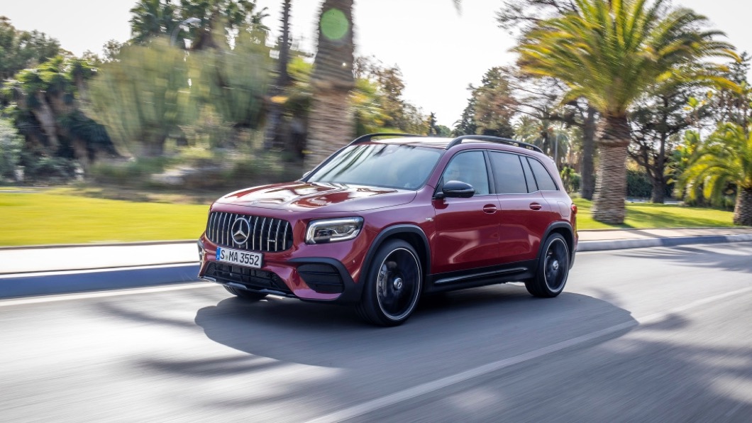 M-AMG GLA 35與M-AMG GLB 35車型均搭載AMG Ride Control可變阻尼懸吊,並搭配19吋AMG五輻雙肋式輕合金輪圈。(圖片來源/ M-Benz)
