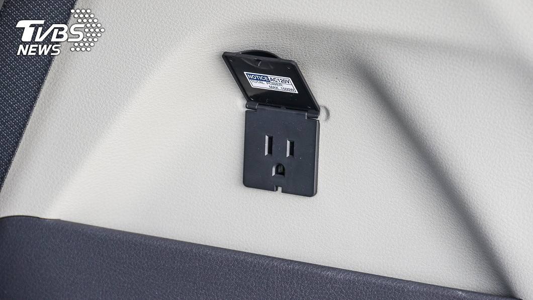 120V電源插座搭配1,500W電源供應器,可以在車內使用一般家電用品。