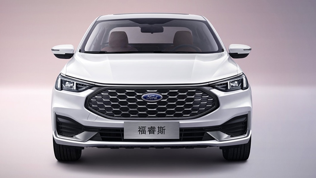 全新Escort承襲Ford新世代家族化面容,有著寬大的水箱護罩造型。(圖片來源/ 長安福特)