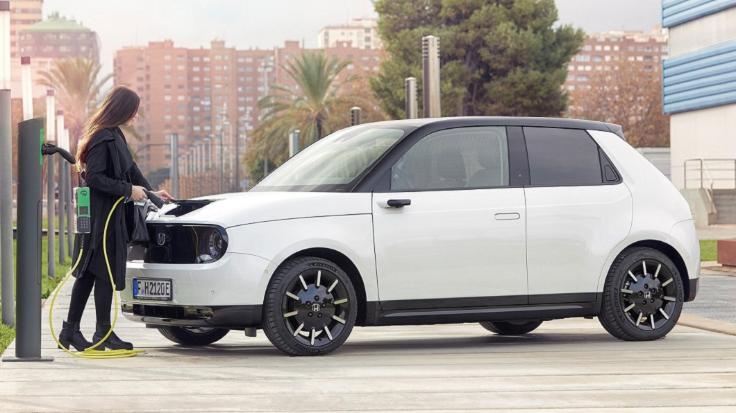 Honda e的充電孔在車頭前方。(圖片來源/ Honda)