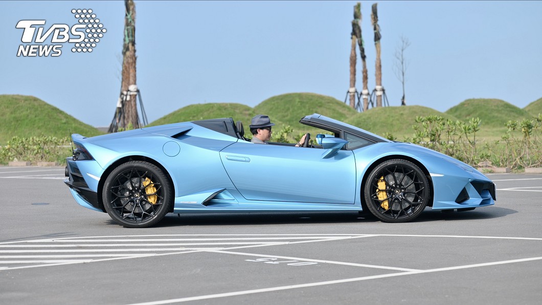 Huracán EVO Spyder開/關篷時間為17秒,以頂篷面積尺寸來說,速度不慢。