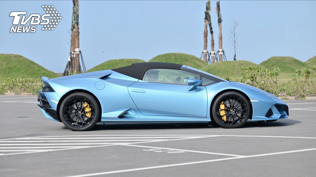 Huracán EVO Spyder採電動軟頂敞篷設計,以降低重量車頂。