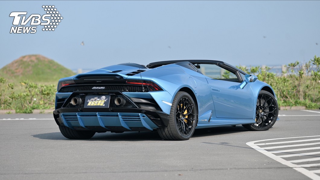 Huracán EVO Spyder背上多了兩個能在車輛翻覆時保護頭部的「駝峰」結構。