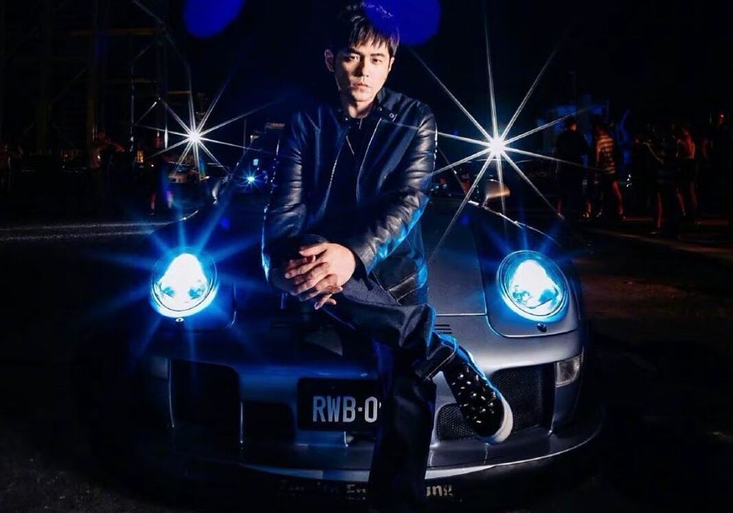 周杰倫在電影《叱吒風雲》中露出Porsche 993 RWB。(圖片來源/ 截自周杰倫IG)