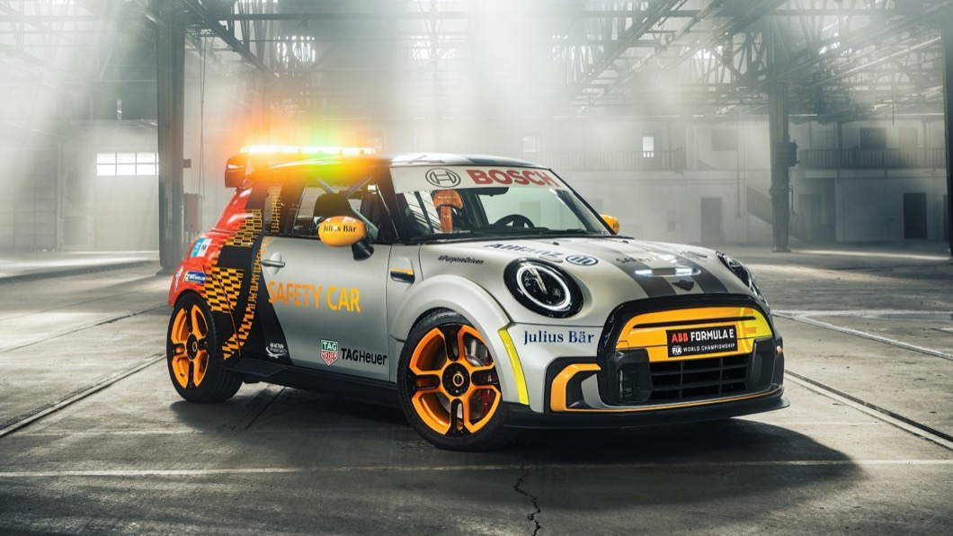 這款「電動鋼砲」很可以! Mini打造Formula E安全車