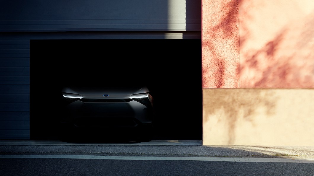 Toyota釋出的預告圖像僅有露出部分車頭設計細節。(圖片來源/ Toyota)