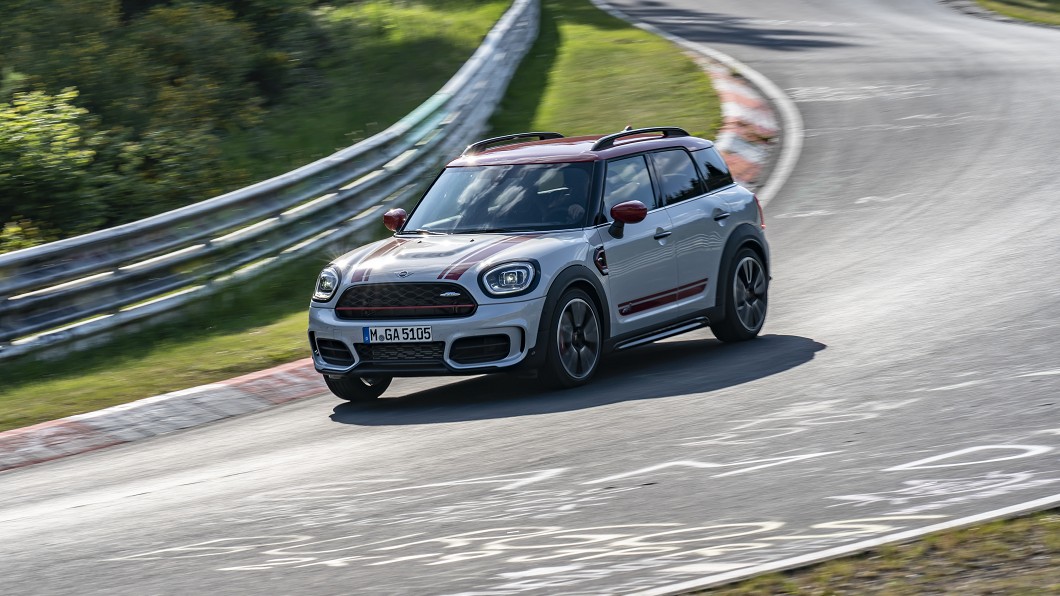 Mini JCW Countryman ALL4搭載2.0升渦輪增壓直列4缸引擎，馬力306匹、450Nm扭力，時速0-100公里加速僅需5.1秒。(圖片來源/ Mini)