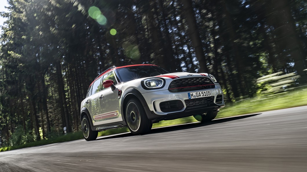 MINI JCW Countryman ALL4搭載跑車化懸吊系統,擁有絕佳的支撐性與穩定性。(圖片來源/ MINI)