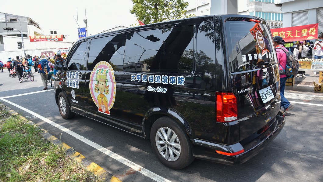 福斯商旅提供T6.1 Caravelle,作為大甲鎮瀾宮官方後勤支援車。(圖片來源/ 福斯商旅)