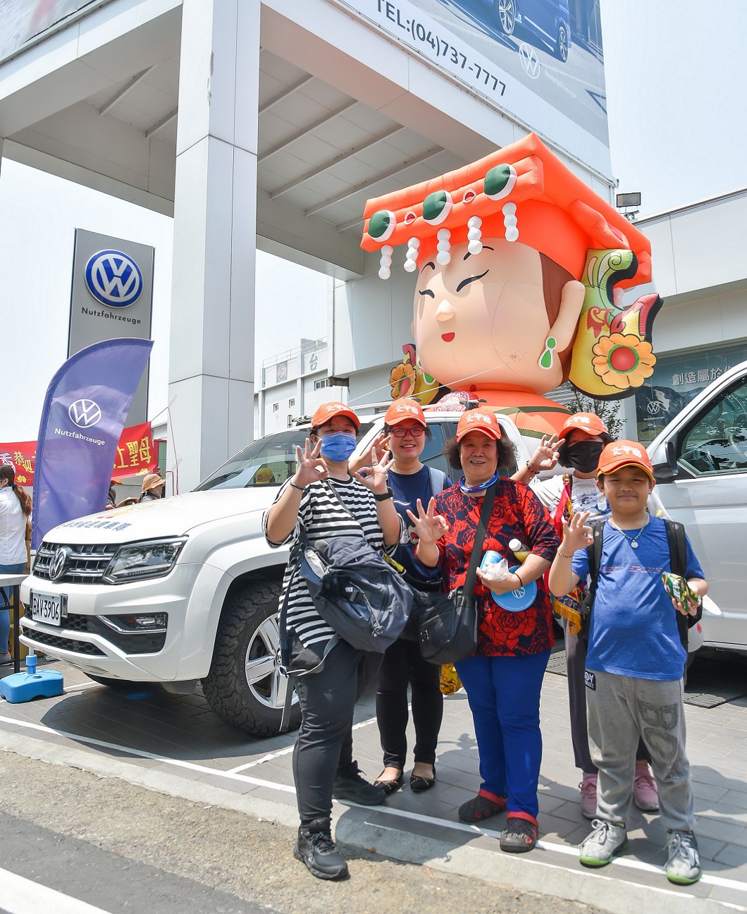 福斯商旅用Amarok載上Q版媽祖氣球作為遶境前導車。(圖片來源/ 福斯商旅)