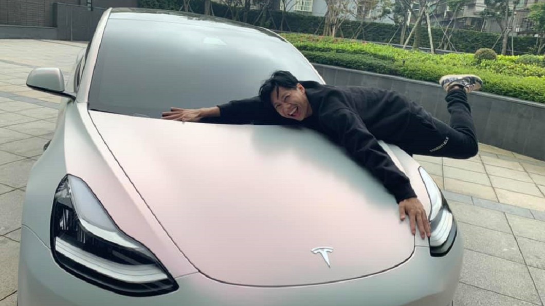 網紅尼克生日獲百萬特斯拉! 網友羨:「別人的老婆總不讓人失望」