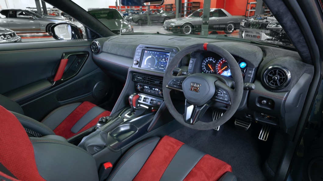 車上採用大量麂皮材質打造出濃厚戰鬥氣息。(圖片來源/ Nissan)