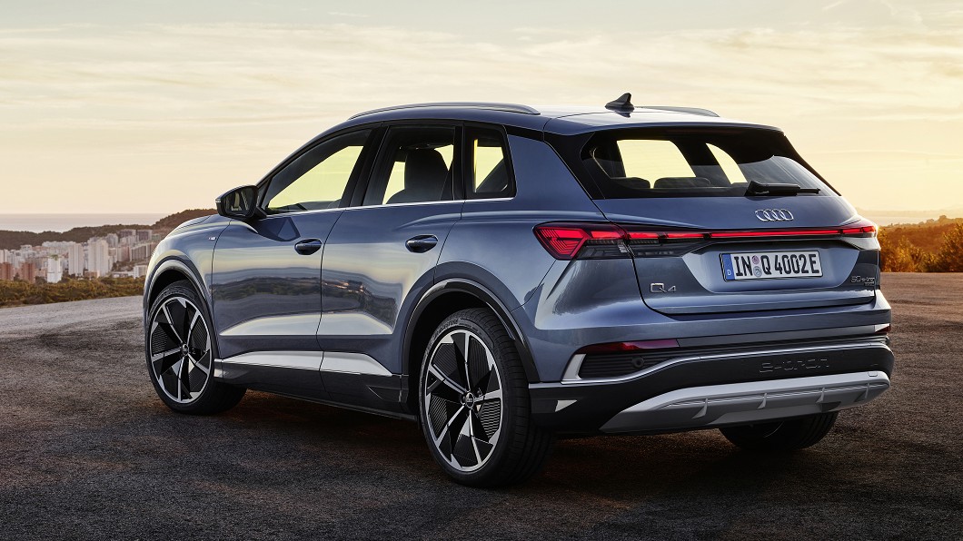 車尾採用光帶式LED尾燈設計。(圖片來源/ Audi)