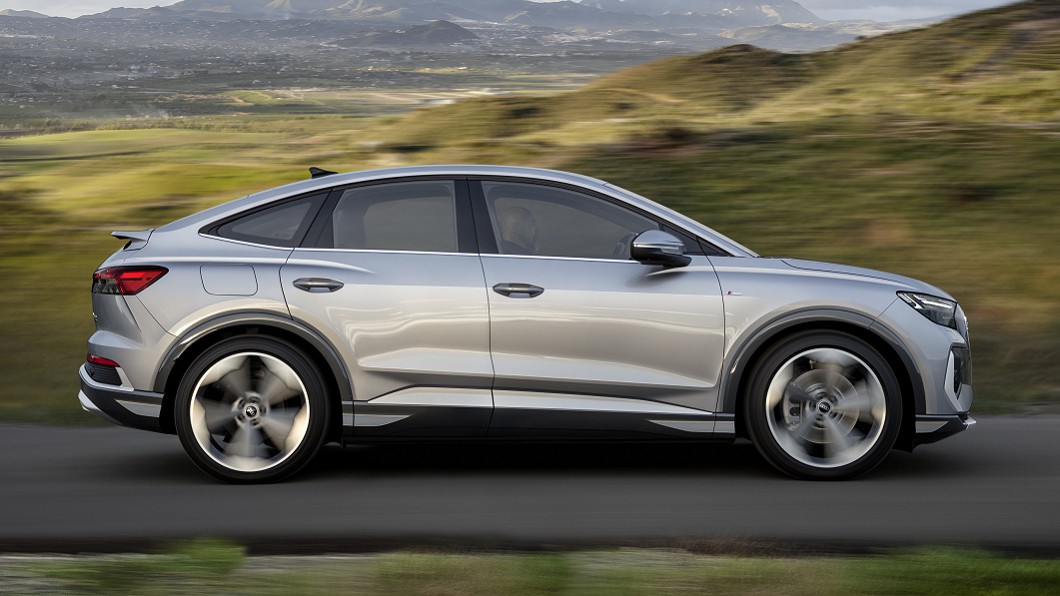 Q4 Sportback e-tron車長與軸距與Q4 e-tron相同，主要差異在於車尾線條與壓縮至1,614mm的車高。(圖片來源/ Audi)
