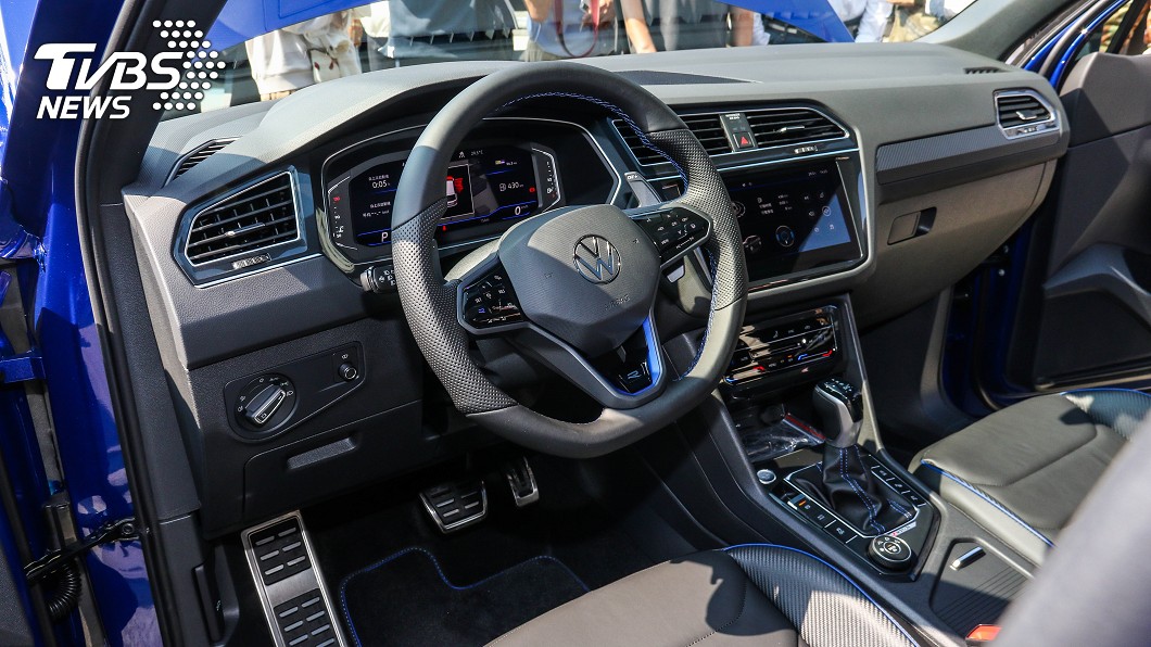 380 TSI R-Line Preformance與Tiguan R配備觸控式多功能方向盤。