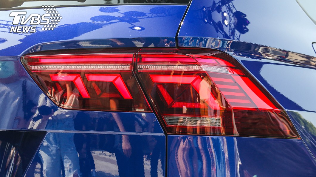 330 TSI Elegance Premium車型以上配備動態顯示方向燈,以及新款LED尾燈。