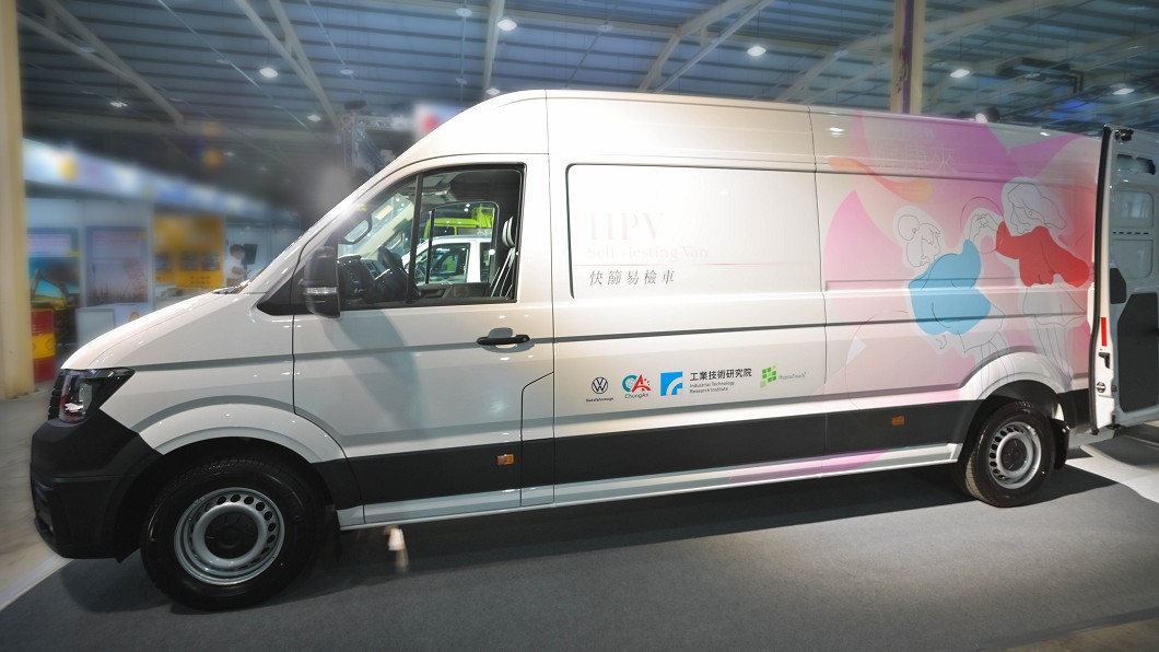 Crafter新世代健康行動車展現無接觸式行動篩檢站概念。(圖片來源/ 福斯商旅)