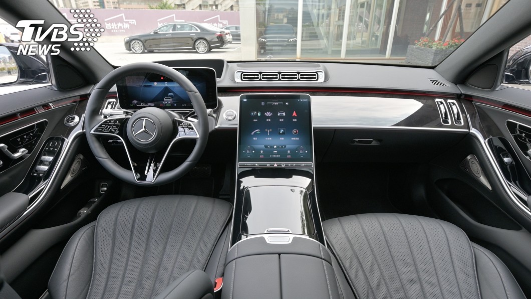 車上以大量木紋飾板與皮革建構出舒適奢華的內裝，另外還以LED氣氛燈環繞車賶。(圖片來源/ TVBS)
