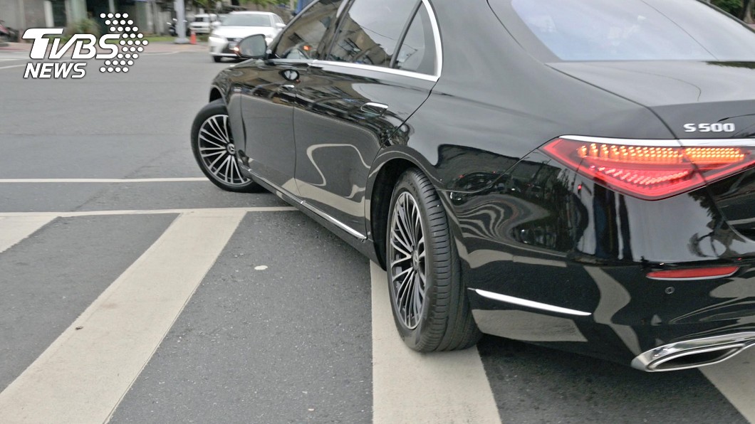 令人印象深刻的絕對是後輪轉向系統，這套系統可以在車速低於60公里時，提供最多10度的轉向角度。(圖片來源/ TVBS)