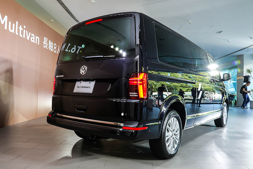 17吋輪圈、LED尾燈與電動尾門都是長軸車型標準配備。