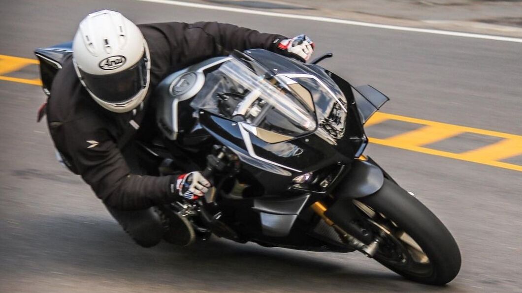 阮經天駕駛著要價232.8萬的Ducati Panigale V4r。(圖片來源/ 取自阮經天IG)