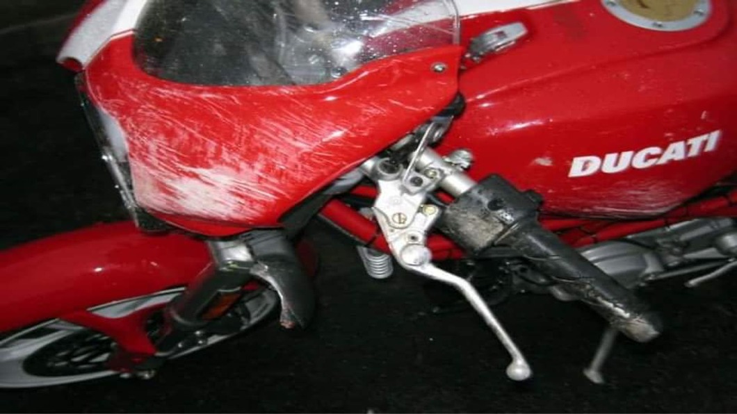 陶喆15年前在美國騎著Ducati Monster 1000 S4RS摔斷食指。(圖片來源/ 取自陶喆臉書)