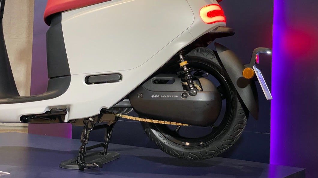 Gogoro S2高階性車款也配備黃金鏈條,更能讓動力隨傳隨到。(圖片來源/ TVBS)