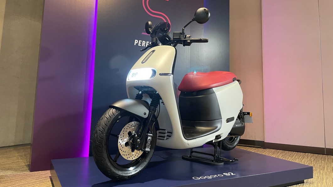 Gogoro S2除了原本受歡迎的石墨灰色之外,再新增「光晝白、光譜藍」兩款新色。(圖片來源/ TVBS)