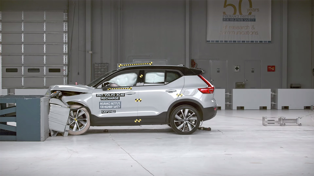 Volvo XC40 Recharge 在各項撞擊測試都寫下「綠」燈。(圖片來源/ IIHS)