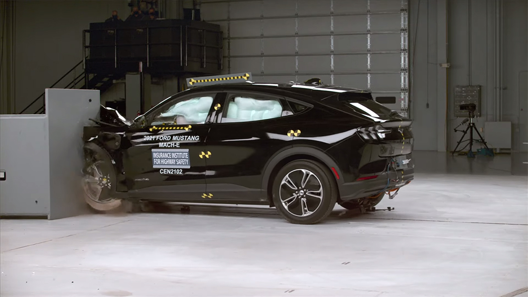 Ford Mustang Mach-E低配版的遠、近燈照明不足拿下IIHS最佳安全評價。(圖片來源/ IIHS)