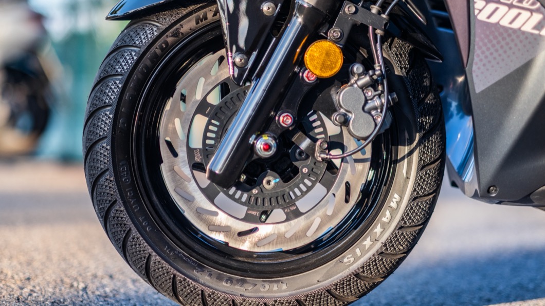 Jet SL車上也搭載了前260mm、後220mm的碟盤，並且配備德國Bosch 10 ABS系統。(圖片來源/ SYM)