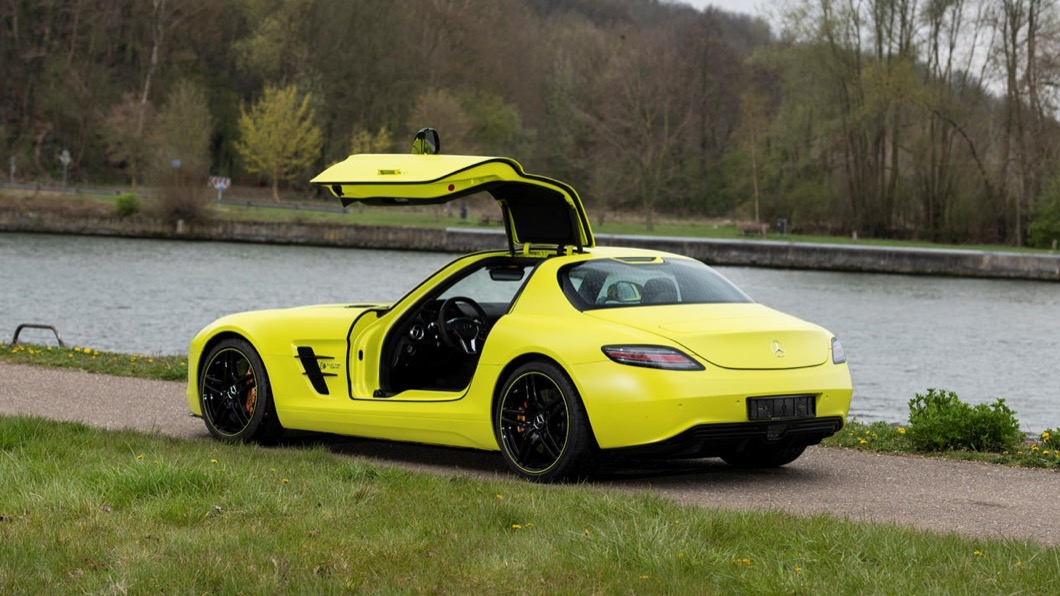 日前在RM Sotheby拍賣網站上,有一部SLS Electric Drive登上拍賣網頁。(圖片來源/ RM Sotheby)