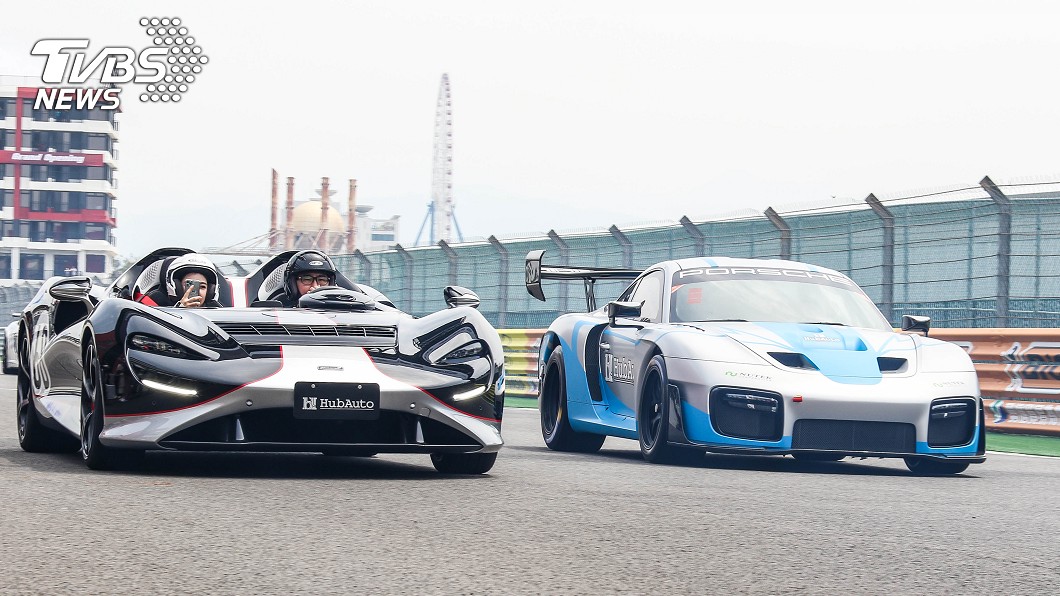 McLaren Elva (左) 、Porsche 935復刻版 (右) ,都是全球限量的稀有車款。